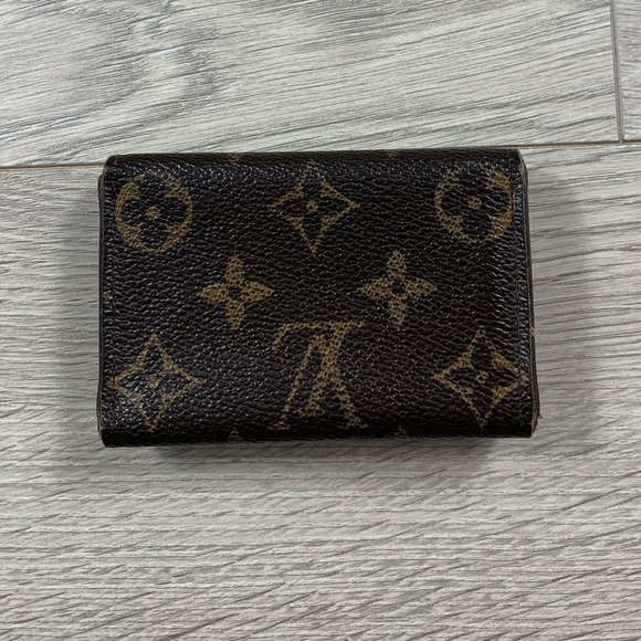 Louis Vuitton Monogram 6 Key Holder - Picture 12 of 15